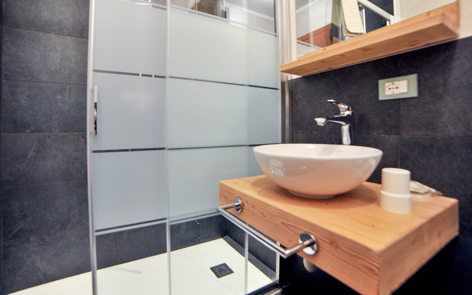 15 il bagno della camera heidi verenetta w